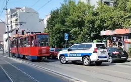 INTERVENTNA ZAUSTAVILA TRAMVAJ, DETE IZGUBLJENO U PREVOZU Hitna reakcija policije, roditelji pronađeni u kratkom roku