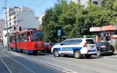 INTERVENTNA ZAUSTAVILA TRAMVAJ, DETE IZGUBLJENO U PREVOZU Hitna reakcija policije, roditelji pronađeni u kratkom roku