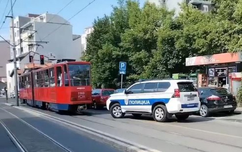 INTERVENTNA ZAUSTAVILA TRAMVAJ, DETE IZGUBLJENO U PREVOZU Hitna reakcija policije, roditelji pronađeni u kratkom roku