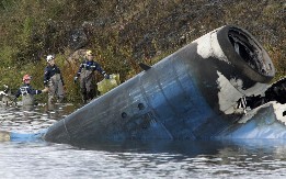 SPASIOCI IZVUKLI TELA ŽRTVI AVIONSKE NESREĆE U VAŠINGTONU: Sve crne kutije pronađene, još se traga za svim poginulima (FOTO)