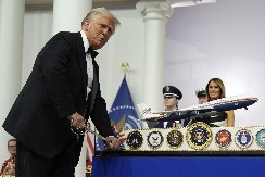 DEMONTAŽA NA DELU! Tramp vezuje ruke USAID-u, više neće smeti ni da pisnu bez njih!