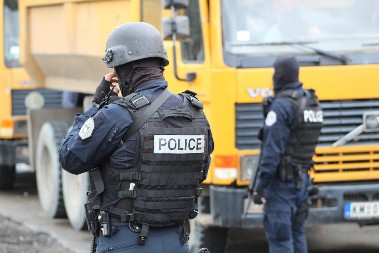 SRUŠIO SE DEO ZGRADE U ĐAKOVICI, TROJE DECE POGINULO! Tragedija na KiM