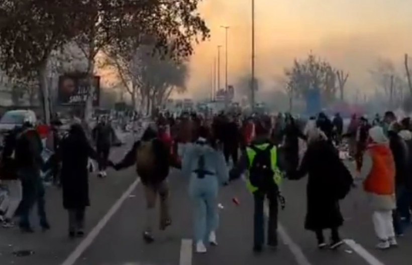 OVAKO ŽALE ZA NASTRADALIMA! Učesnici protesta poveli kolo na Mostu Slobode (VIDEO)