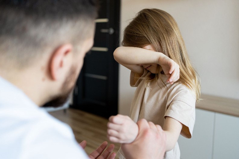 PROFESOR VUKAO UČENIKA ZA UŠI, PA SE NABACIVAO UČENICI Odmah je priveden, oduzet mu je mobilni telefon