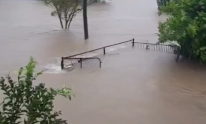 STRAVIČNE POPLAVE POGODILE ZEMLJU, BUJICA NOSILA AUTOMOBILE! Žena se utopila kad se prevrnuo čamac za spasavanje (VIDEO)