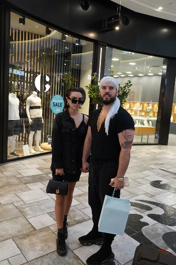 OTKRIVENO ODAKLE PORODICI ADAKTAR NOVAC! Predstavljaju da zarađuju milione od obrva, a istina je potpuno drugačija!