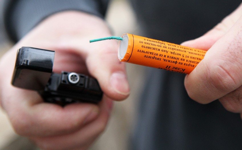 UŽAS Dečak bacio petardu u kanalizaciju, razneo parking