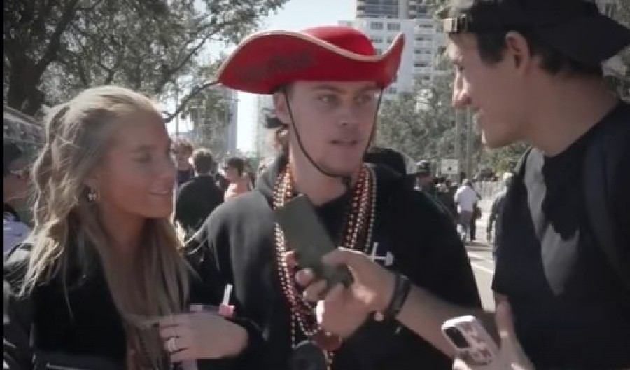 ŠOKANTAN SNIMAK, MOMAK UHVAĆEN U LAŽI PRED KAMERAMA Devojka zanemela od šoka, njegov odgovor je razbesneo sve! (VIDEO)