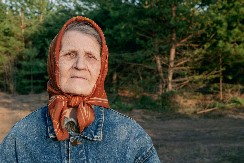 NEKADA JE BILA BRIŽNA MAJKA, SADA JE ZAPOSTAVLJENA BAKA Htela da poseti odraslog sina, njegov odgovor je postideo i rasplakao!