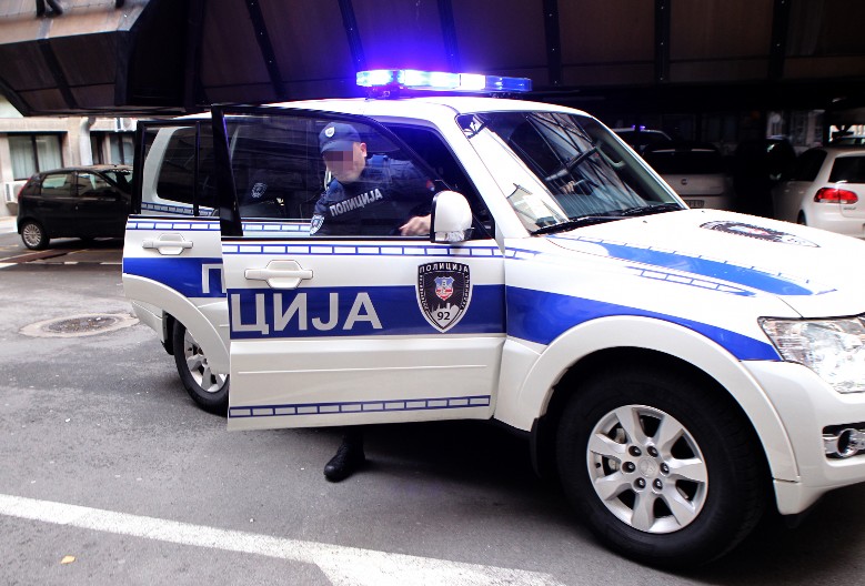 NAPAD NA ŽELEZNIČKOJ STANICI U ZEMUNU! Dve osobe pesničile tinejdžera, ODMAH HOSPITALIZOVAN!