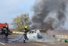 POŽAR TOTALNO UNIŠTIO AUTOMOBIL Vatra planula u Brđanima kod Čačka