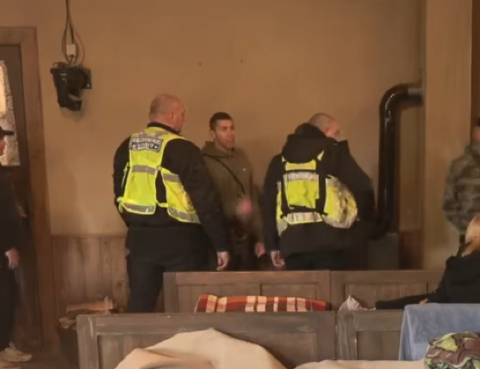 ''GLAVU BIH TI OTKINUO'' Karambol na Farmi 8, uletelo obezbeđenje i sprečilo kobni ishod (VIDEO)