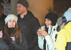 EVO KAKO IZGLEDA KAD SE MEGAN MARKL OPUSTI UZ ČAŠICU ALKOHOLA  Ispijala je piće, a onda je Hari napravio pravi šou!