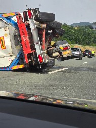 PREVRNULA SE CISTERNA SA NEPOZNATOM MATERIJOM Usporen saobraćaj od Sirakova ka Požarevcu
