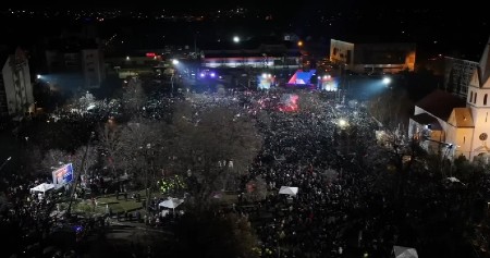 SRETENJE OKUPILO SRBIJU, IGLA NEMA GDE DA PADNE Dron snimio nepreglednu masu ljudi u Sremskoj Mitrovici, Vučić poručio samo jedno!