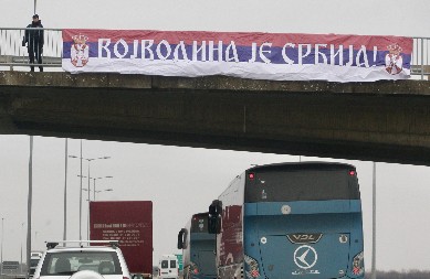 AUTONOMAŠI NE IZLAZE NA ULICE, NE DIŽU ROLETNE Za Gruhonjićev portal “Autonomija” skup u Mitrovici kao pomračenje Sunca!