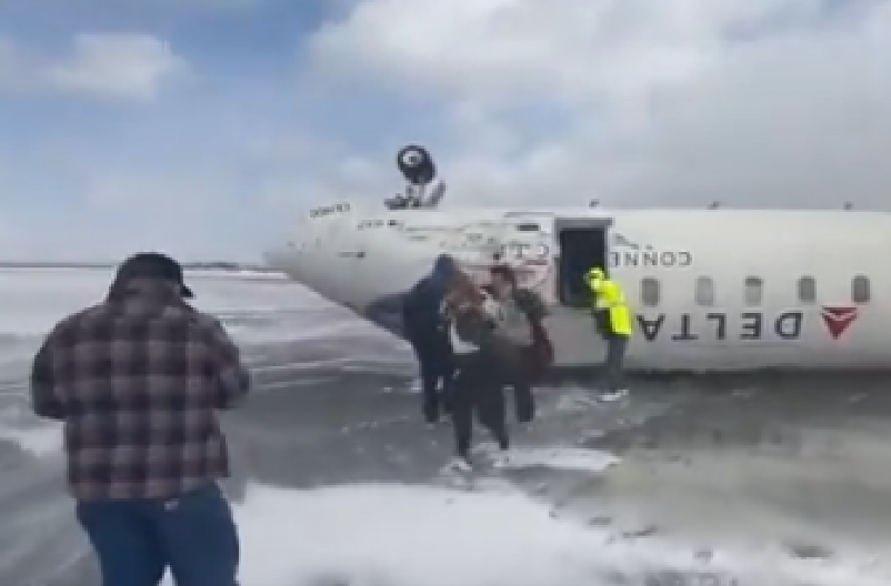 LJUDI SU PANIČNO ISKAKALI NA PISTU Dramatične scene spasavanja putnika iz aviona koji se prevrnuo (VIDEO)