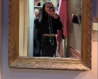 AU, JEL MOGUĆE DA ŽIVI OVAKO? Devojka iznajmila stan veličine ormara, a cena - da se naježiš! (VIDEO)