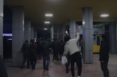 SKANDALOZNI SNIMAK! Sin Ivana Matovića kamenuje policiju ispred Gradske uprave Kraljeva! (VIDEO)