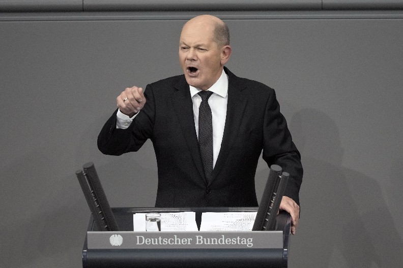 NESVAKIDAŠNJI NAČIN DA SE POČNE IZBORNI DAN: Evo šta je uradio Olaf Šolc (FOTO)