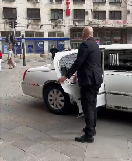 ZVEZDE GRANDA STIGLE U LIMUZINI OD 600.000 EVRA! Svi zajedno ponovo na okupu posle više od dve decenije (VIDEO)