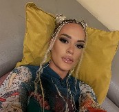 KAD SE POJAVILA IZNENADA NA RTS-U SVI SU GLEDALI U NOVOSAĐANKU! Voli da jede bube i škorpije, živi sa gušterom