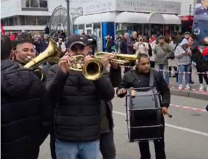 SNIMAK IZ NIŠA OTKRIVA PRAVO LICE PROTESTA: Trubači i žurke umesto žalosti zbog tragičnog događaja! (VIDEO)