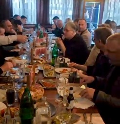 DOK PARTIJSKI LIDERI U KAFANI GOSPODSKI RUČAJU: Lokalni "klovnovi" pumpaju na ulici (FOTO)