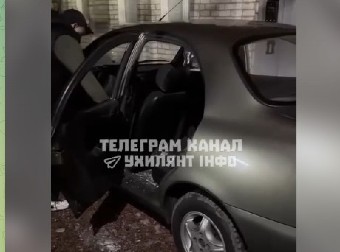 IZGUBLJENI U LUDILU!  Ukrajinski vojnici pucaju na civila, a zatim razbijaju auto - šta se zapravo desilo? (VIDEO)