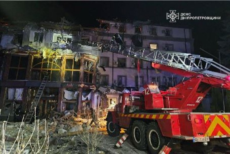 RAKETNI NAPAD NA RODNI GRAD ZELENSKOG Stradale četiri osobe, objavljen JEZIV SNIMAK (FOTO, VIDEO)
