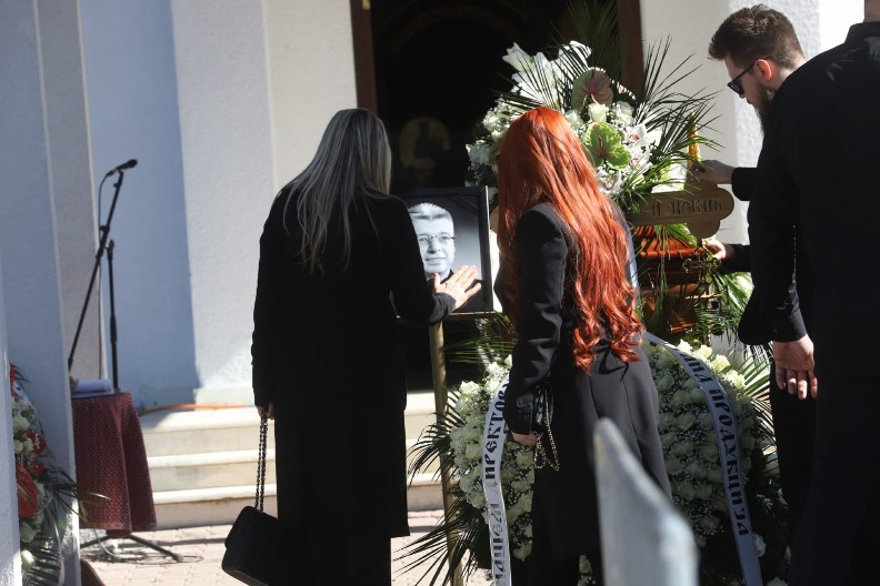 UDOVICA I DECA LJUBE SAŠINU SLIKU Bolne scene na groblju, porodica skrhkana na sahrani Popovića (FOTO/VIDEO)