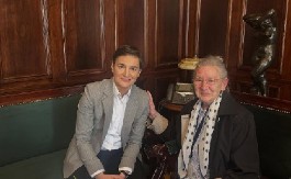 BRNABIĆ UPOZNALA VERU MILOŠEVIĆ "Bila je toliko pogođena nasiljem u skupštini, da je istog dana došla da mi ostavi cvet i pismo" (FOTO)