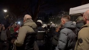 NAPAD NA STUDENTE KOJI HOĆE DA UČE! Grupa blokadera, zgubidana i neradnika upala na skup, dokle više ovako?! (VIDEO)