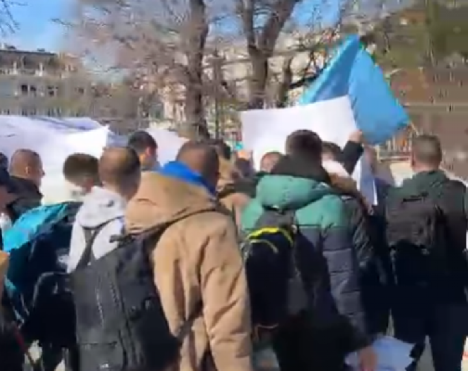 PROFESOR BRANKO RAKIĆ OBIŠAO STUDENTE KOJI ŽELE DA UČE Razgovarao sa mladima okupljenim u Pionirskom parku