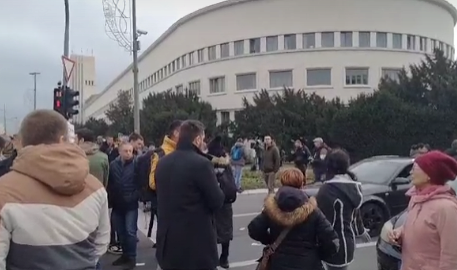 VELIKA PODRŠKA Preko 500 ljudi na skupu podrške nastavnicima koji rade, na skup blokadera došlo 20 ljudi! (VIDEO)