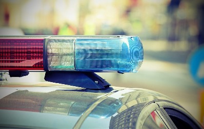 UŽAS U ĆIĆEVCU, MLADIĆU SE BORE ZA ŽIVOT! Vozač osumnjičen da je jurio 120 na sat pa bacio pešaka pod parkirani auto!