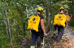 DRAMA NA IRIŠKOM VENCU: PUTNICI ZAGLAVLJENI, AUTO SLETEO S PUTA! Vatrogasci izvlače vozača i suvozača