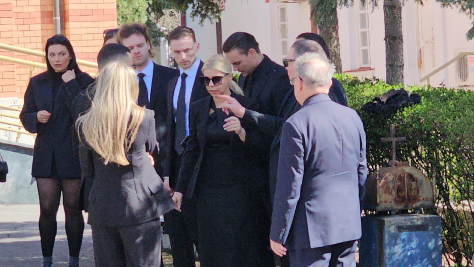 KARIĆI SLOMLJENI NA GROBLJU Danijela grca u suzama na sahrani majke, a pojavila se i bivša svekrva Jelene Karleuše (VIDEO)