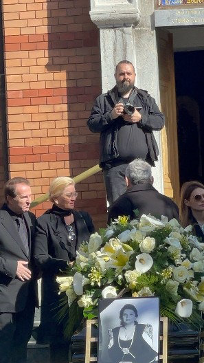 NJU NIKO NIJE OČEKIVAO NA NOVOM GROBLJU Sve vreme se skrivala, a zbog jednog detalja svi su gledali u njenom pravcu