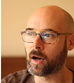 MLADI OTAC OBOLEO OD BOLESTI KOJA NAJČEŠĆE POGAĐA STARE LJUDE  Simptome je počeo da oseća u 30-ima, ali na njih nije obraćao pažnju