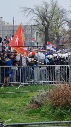 JEDAN KRENUO ŠTAPOM NA POLICAJCA, DRUGOM IZ RANCA VIRI REKET! Blokaderi došli naoružani na skup, opet pozivaju na nerede! (VIDEO)