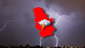 JAKO NEVREME TUTNJI OVIM DELOM SRBIJE Vetar čupa drveće, obara ograde i skida crepove sa kuća (FOTO)