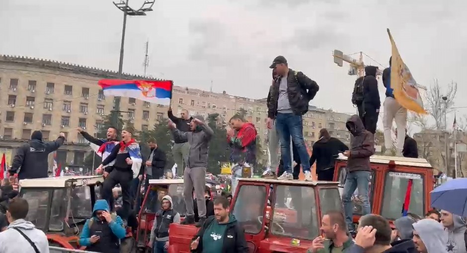 DIVLJANJE BLOKADERA! Urlaju i skaču po traktorima poljoprivrednika, upalili motor jednog vozila, kao i baklje! (VIDEO)