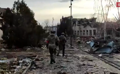 (UZNEMIRUJUĆE) TELA UKRAJINSKIH VOJNIKA PO ULICAMA SUDŽE Rusi podigli trobojku, gradom kao da je protutnjao tornado (FOTO/VIDEO)