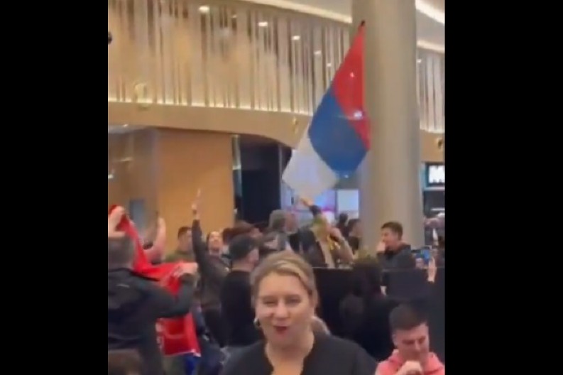 HAOS! Ekstremisti upali u tržni centar "Ušće"! Izbacuju ljude (VIDEO)