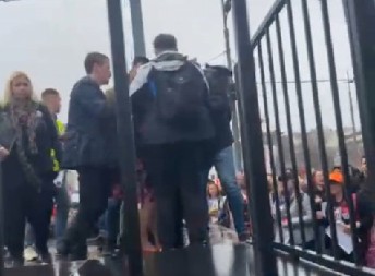 RASPAD BLOKADERA NA PROTESTU! Obezbeđenje izguralo ženu koja nije bila zadovoljna govorom blokadera (VIDEO)