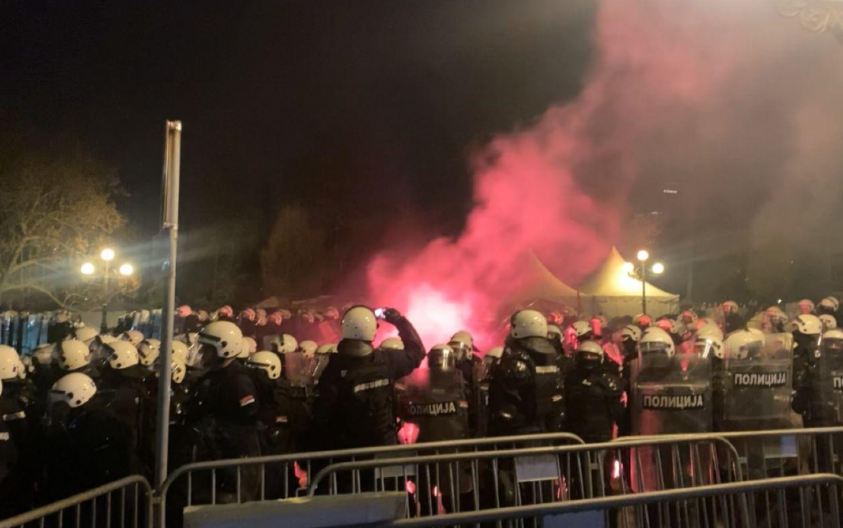 GRUPA STUDENATA NAVUKLA FANTOMKE I NAPALA POLICIJU! Evo šta se desilo u parku!