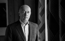 OVO SU DECA MIODRAGA KOSTIĆA! Ne pojavljuju se u javnosti, sin krenuo njegovim stopama, a ćerka se kupa u parama i udata je za milijardera! (FOTO)