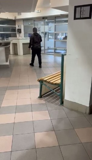 NASTAVLJA SE IŽIVLJAVANJE U OBRENOVCU Ušao sa tamjanom u opštinu pa govorio kako će da "SKLONE PATRIJARHA"?!