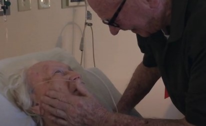 LJUBAV KOJA JE TRAJALA 73 GODINE JAČA I OD SMRTI Ono što je deka uradio na supruginoj samrtnoj postelji kida dušu na komade! (VIDEO)
